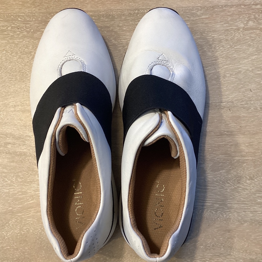 Vionic casual shoe